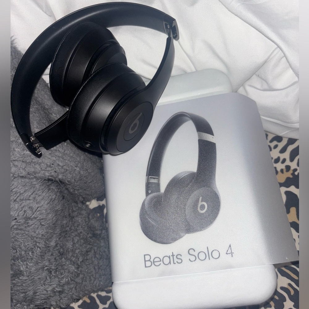 Beats Solo 4 Wireless Headphones - Black